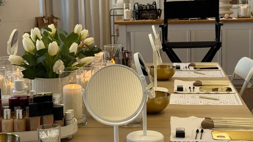 Tisch für Make-up-Sitzung mit Spiegeln.