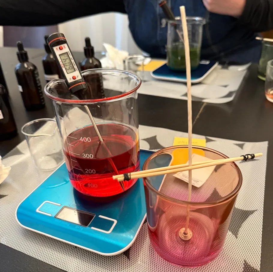 Rote Flüssigkeit im Becher mit Thermometer auf Waage.