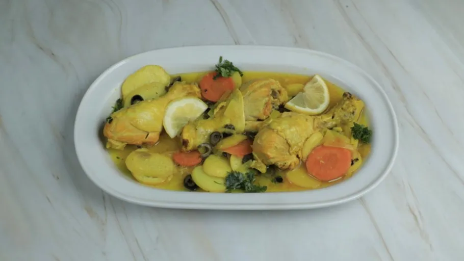 Gekochtes Hühnchen mit Gemüse auf Teller.