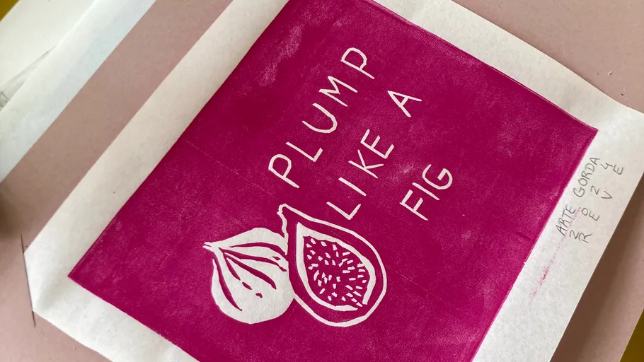 Poster mit Figur und Text auf Tisch.