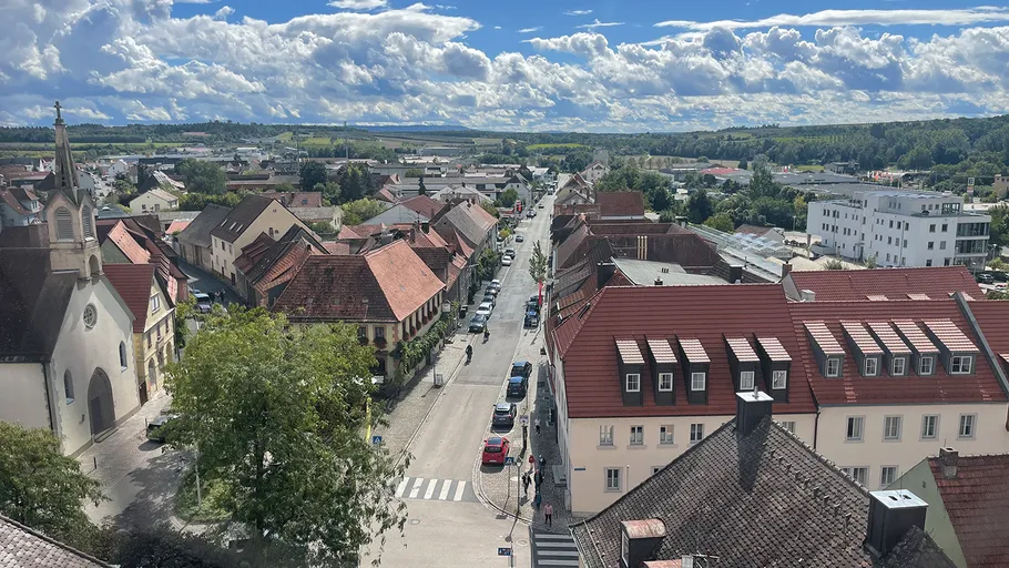 Luftaufnahme einer Stadt mit Kirche und Straße.