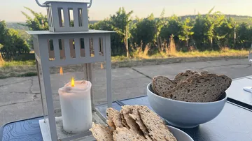 Laterne und Brot auf Außentisch.