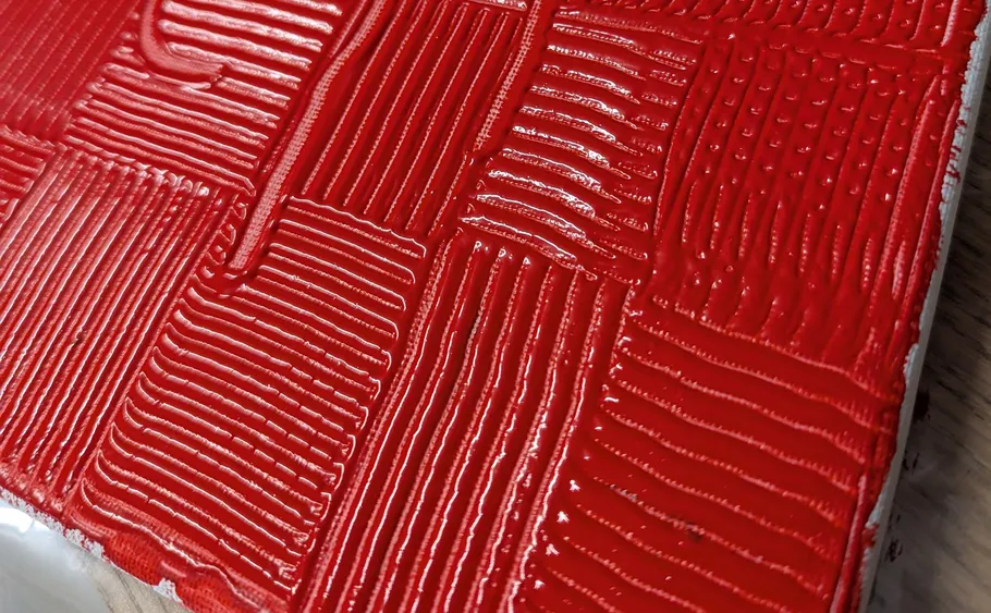 Rote Textur auf Holzoberfläche.