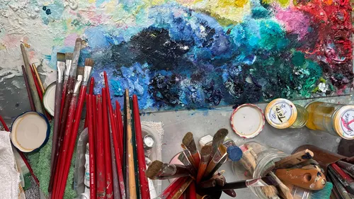 Pinsel und Palette auf Künstler-Tisch.