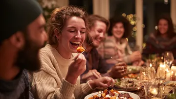 Menschen genießen Abendessen an festlichem Tisch.