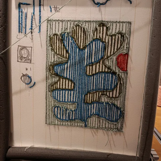 Abstrakte Weberei mit blauen und roten Formen.
