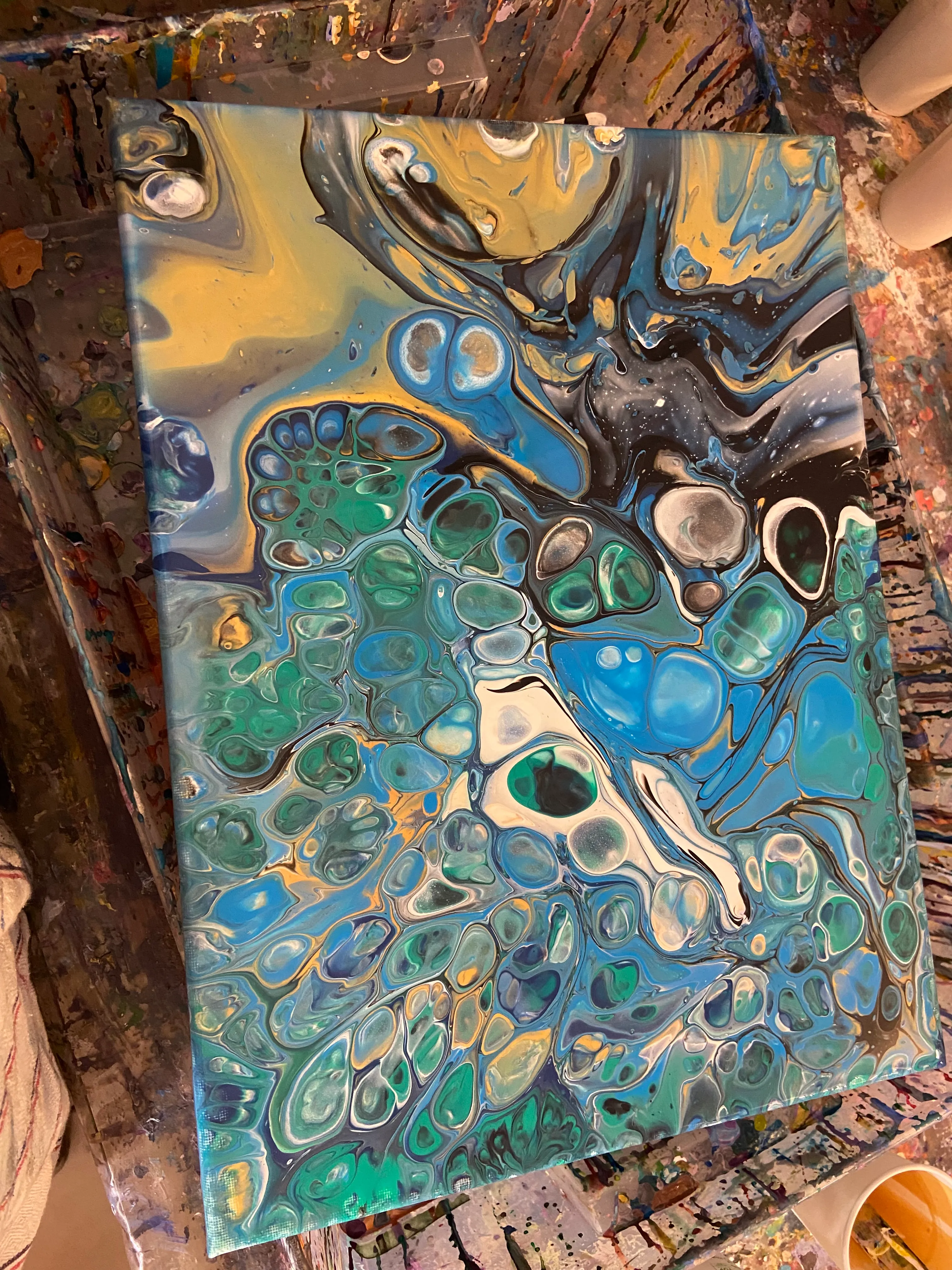 Abstraktes Gemälde mit wirbelnden Farben.