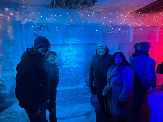 Menschen posieren in bunter Eisbar.
