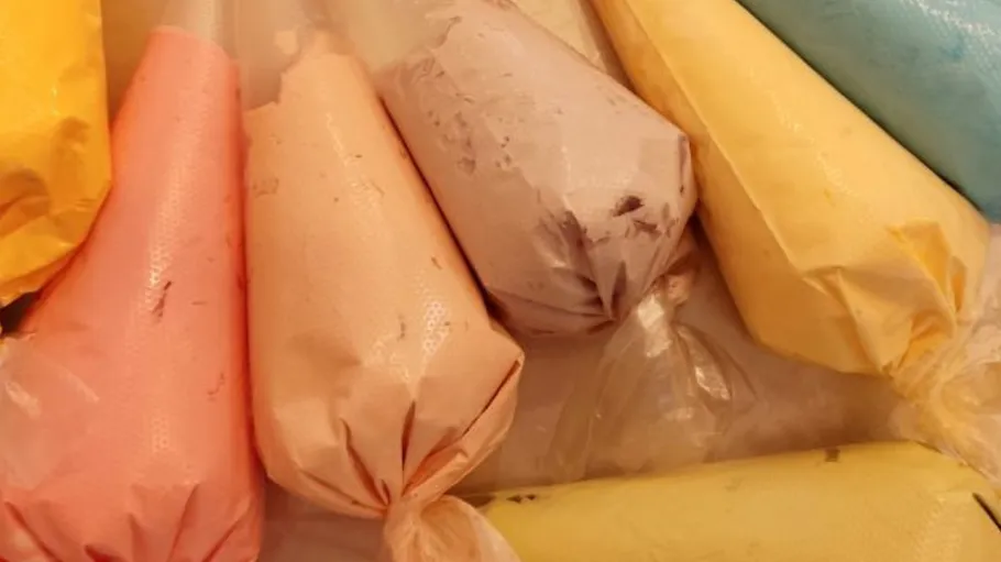 Bunte Spritzbeutel mit Zuckerguss, Nahaufnahme.