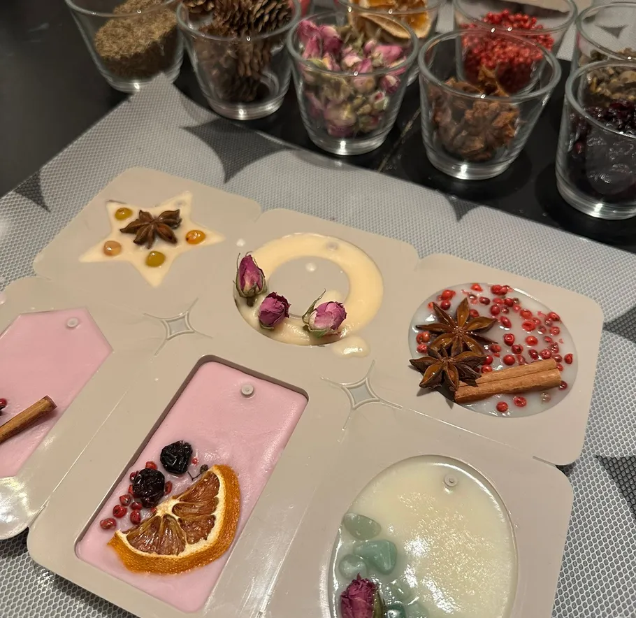 Dekorative Wachstafeln mit Kräutern und Gewürzen.