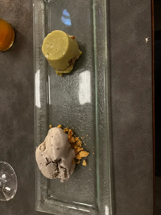 Zwei Desserts auf einem rechteckigen Glasplatte.