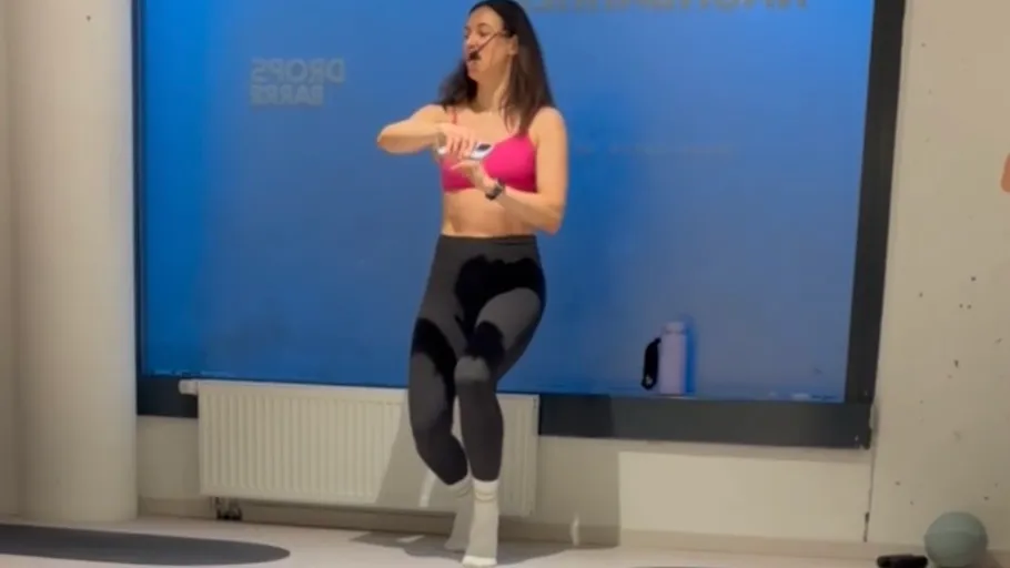 Frau trainiert energisch in einem Fitnessstudio.