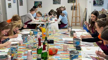 Gruppe malt in einem Kunststudio.