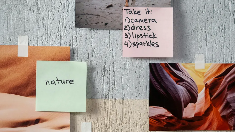 Notizen und Fotos an strukturierter Wand befestigt.