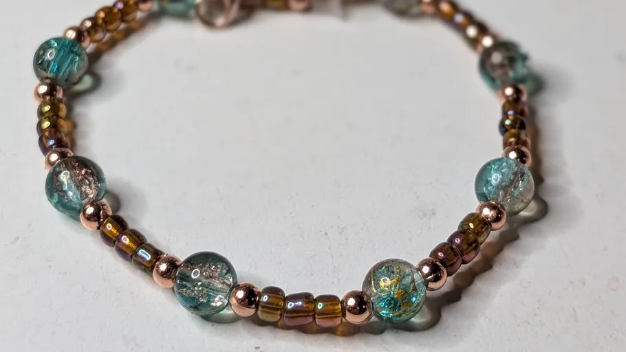 Perlenarmband mit Glas- und Metallperlen.