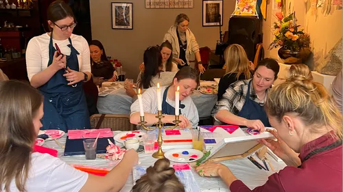 Gruppe malt bei einem Kreativ-Workshop.