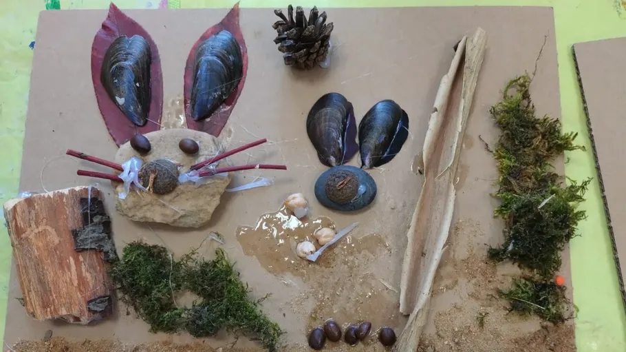 Naturkunst mit Tiergesicht auf Pappe.