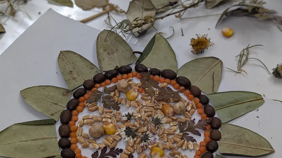 Natürliche Mandala-Deko mit Samen und Blättern.