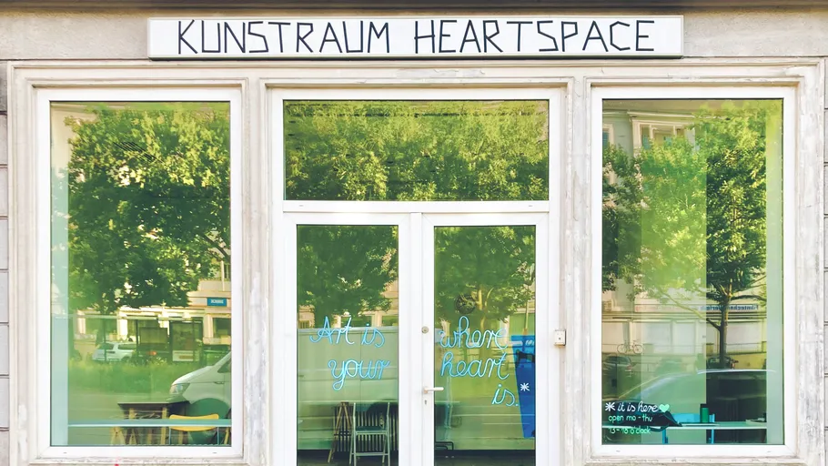 Kunstraum Eingang mit großen Fenstern.