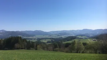 Hügel und Täler unter klarem blauen Himmel.