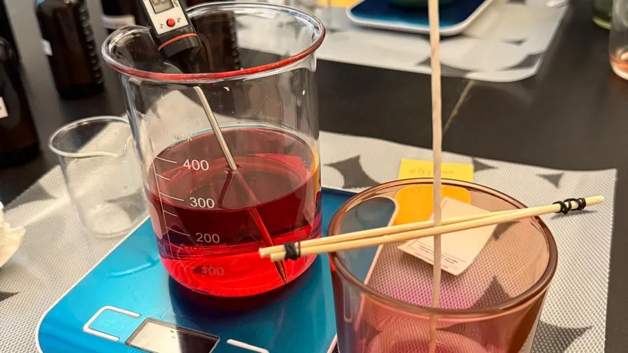 Rote Flüssigkeit mit Thermometer auf Waage.