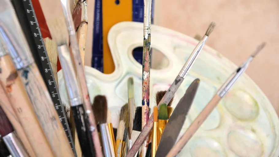 Pinsel und Palette im Künstlerstudio.