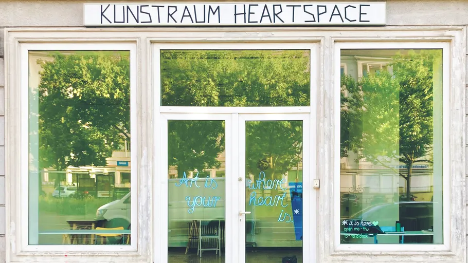 Galerieeingang mit spiegelnder Glasfassade.