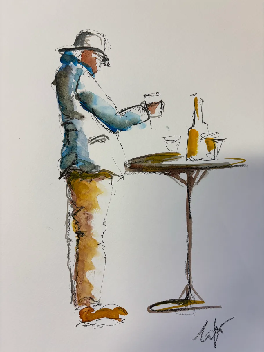 Person mit Hut trinkt an hohem Tisch.