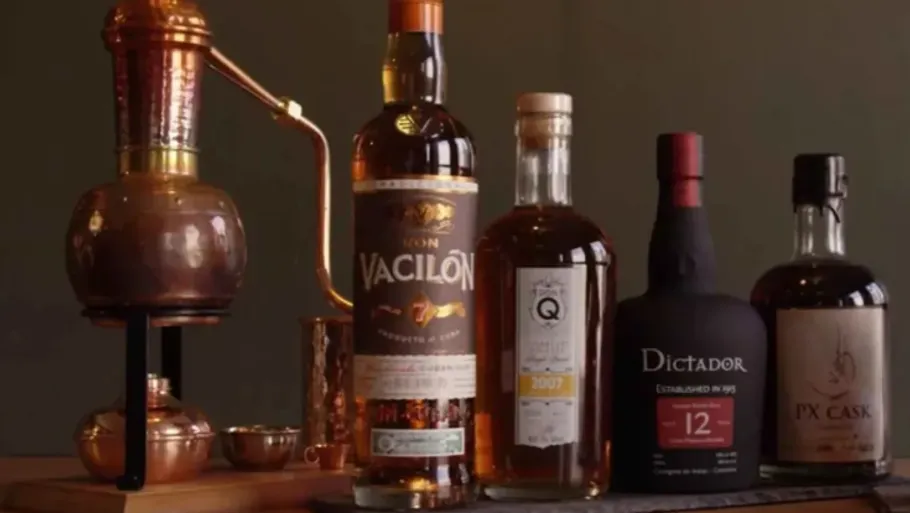 Kupferbrennerei und Rumflaschen auf Display.