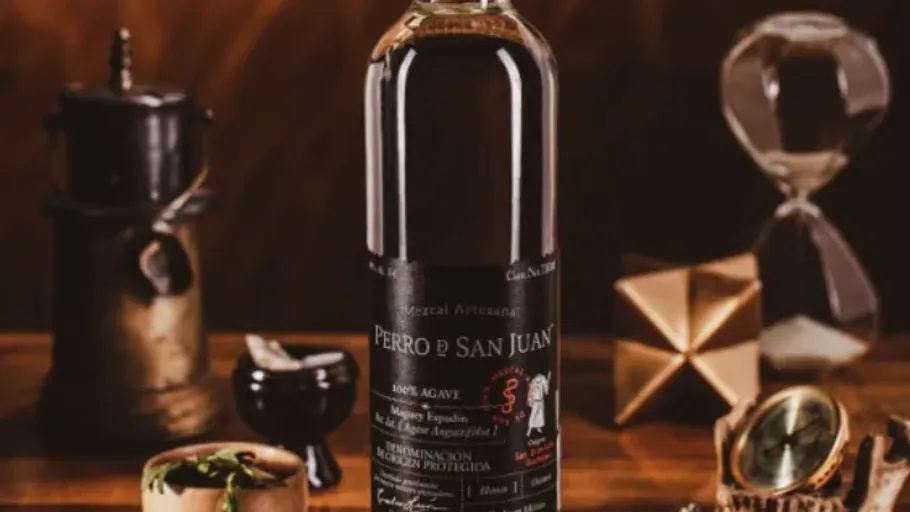 Mezcalflasche von antiken Objekten umgeben.