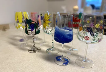 Bemalte Weingläser auf einem Tisch.