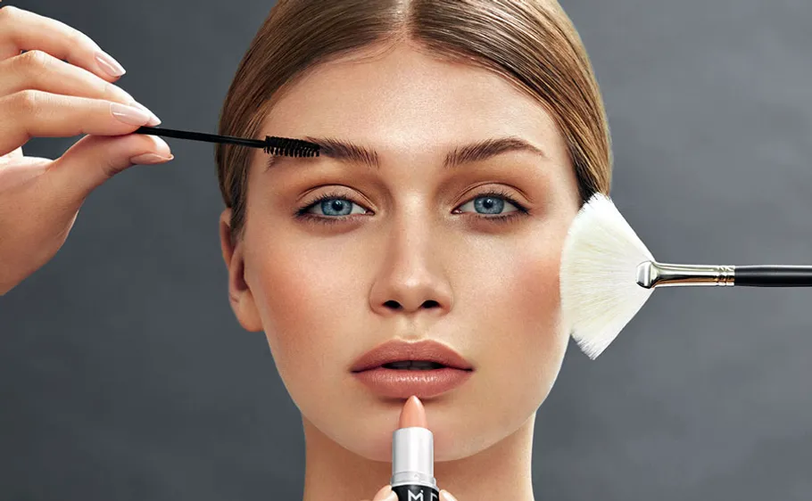 Frau trägt Make-up auf, Mascara, Lippenstift, Pinsel.