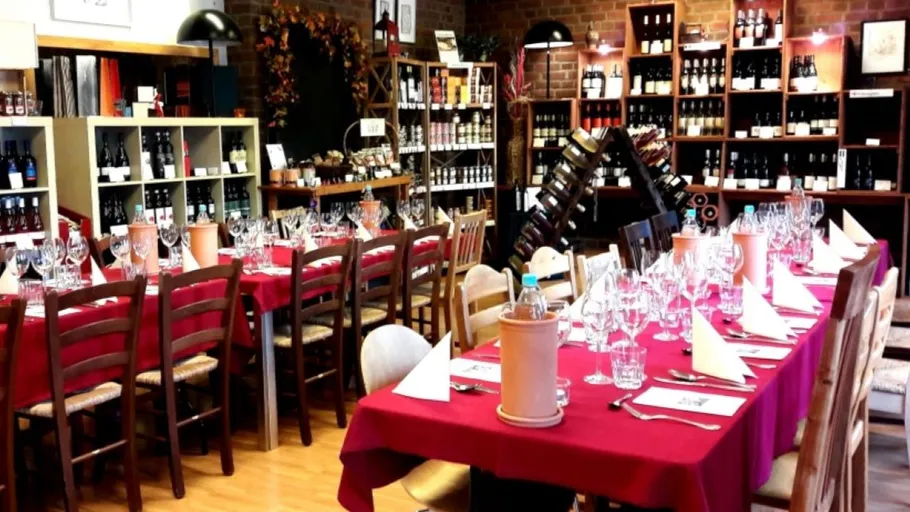 Gedeckte Tische in einem Weingeschäft.