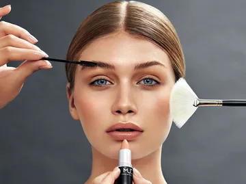 Frau erhält Make-up mit Pinsel und Mascara.