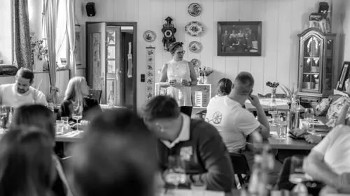 Person spricht vor Publikum im Raum.