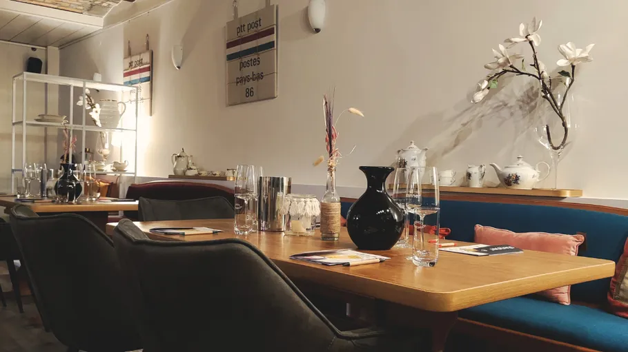 Elegantes Restaurant-Interieur mit Holztischen und Dekoration.