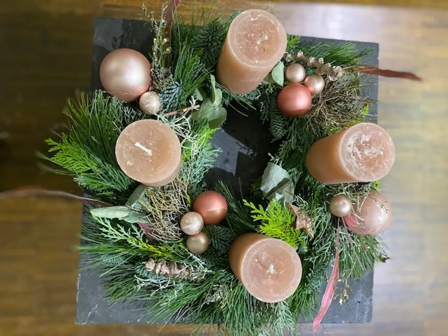 Kerzenkranz mit rosa Kugeln und Grün.