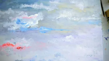 Abstraktes Gemälde mit weichen wolkenartigen Mustern.