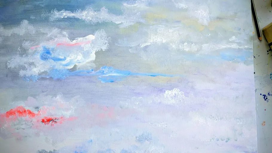 Abstraktes Gemälde mit weichen wolkenartigen Mustern.