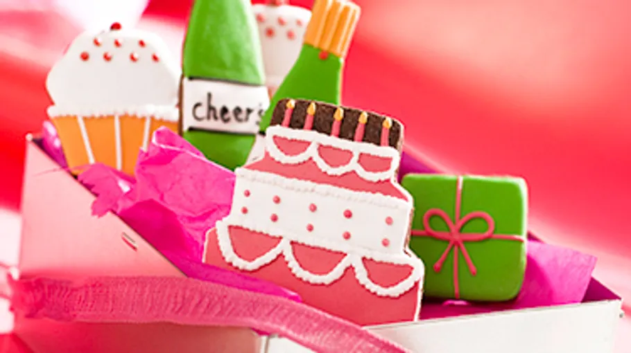 Kekse in Geschenk- und Kuchenform in Box.