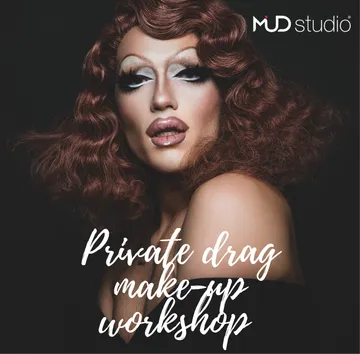Drag-Performer posiert, dunkler Hintergrund.