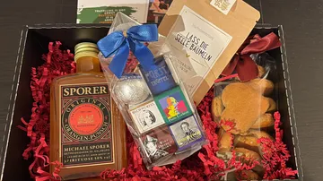 Geschenkbox mit Getränken, Pralinen, Keksen.