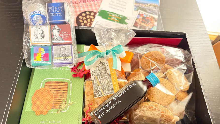 Geschenkbox mit Pralinen, Keksen und Essig.