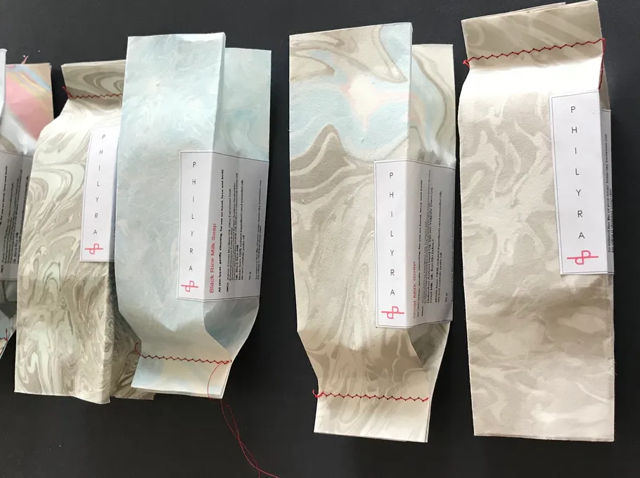 Bunte Tüten mit 'PHILYRA' auf Seitenschildern.