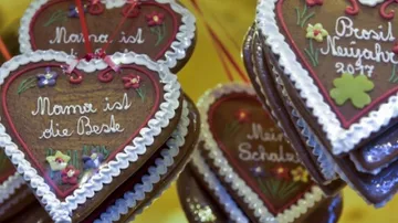 Lebkuchenherzen mit Botschaften zur Schau gestellt.