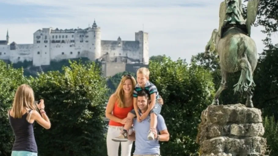 Familie posiert für ein Foto nahe Schloss.