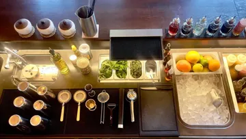 Bar-Setup mit Werkzeugen und Zutaten organisiert.
