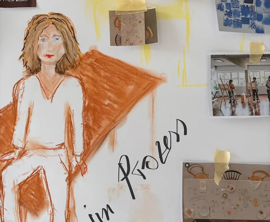 Zeichnung, Kunstmaterialien, Fotos an weißer Wand.