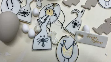 Ton-Osterdekorationen mit Hasen- und Eiformen.