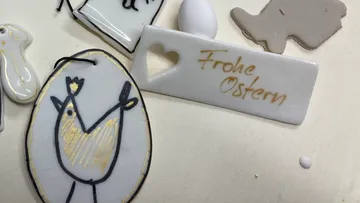 Porzellan-Osterdekorationen mit Text und Zeichnungen.